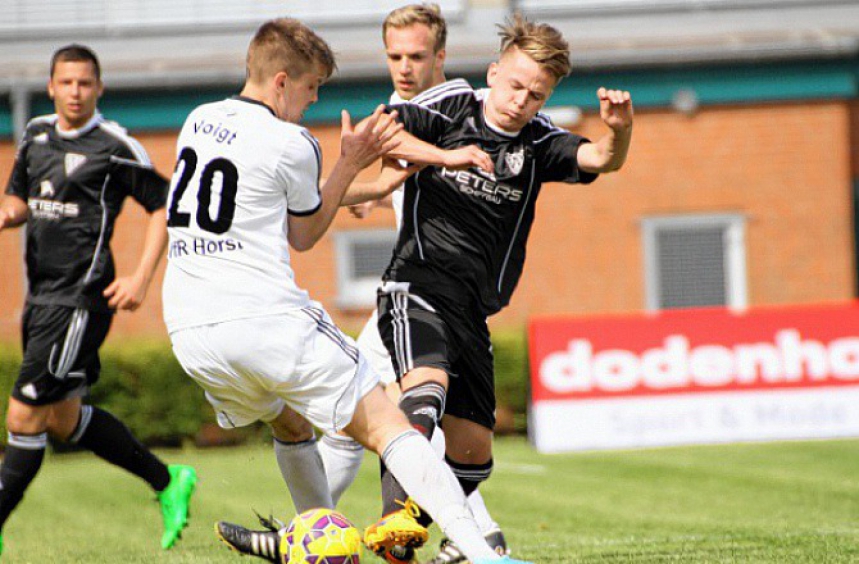 Zweikampf zwischen Horsts Marcel Voigt (Nr. 20) und Wilsters Nico Kraushaar. 