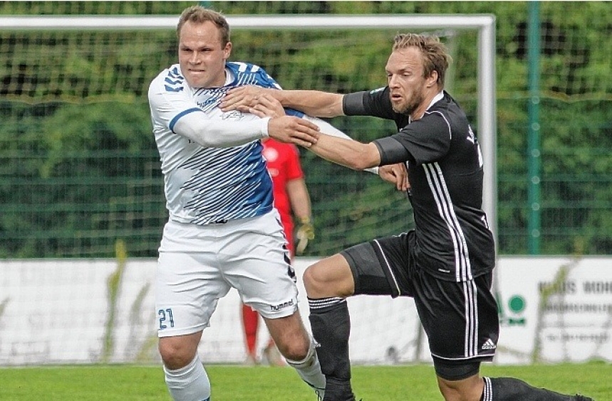 Kellinghusens Joshua Seider (l.) kann sich nicht gegen Horsts Tobias Petersen durchsetzen. Foto: gs