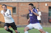 Neumünsters Issam Khemiri (rechts, hier im Zweikampf gegen den Horster Tobias Petersen) brachte sein Team mit 1:0 in Führung, kassierte später aber die Gelb-Rote Karte.