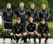 TRAINER MICHAEL FISCHER (HINTERE REIHE, ZWEITER VON LINKS) PRÄSENTIERT DIE NEUZUGÄNGE SIMEON DUWENSEE (HINTEN VON LINKS), LENNART RISTAU, YANNIK FISCHER, ILIR MUJA (VORNE V. L.), JAN JANIA UND DENIS MUJA. CB