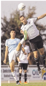 Tim Eymers (rechts, VfR Horst ) überspringt Pedro Cruz Marques, der mit dem Fuß zum Ball zu gehen versucht.