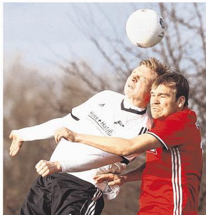 Augen zu und durch: Verteidiger Rene Schröder (VfR Horst, links) geht mit Risiko ins Kopfballduell. Die körperbetonte Spielweise Schröders blieb nicht ohne Folgen – Ampelkarte in der 74. Minute. Foto: mm